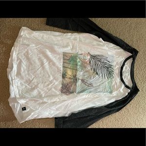 hurley shirt!! brand: hurley ; size: L